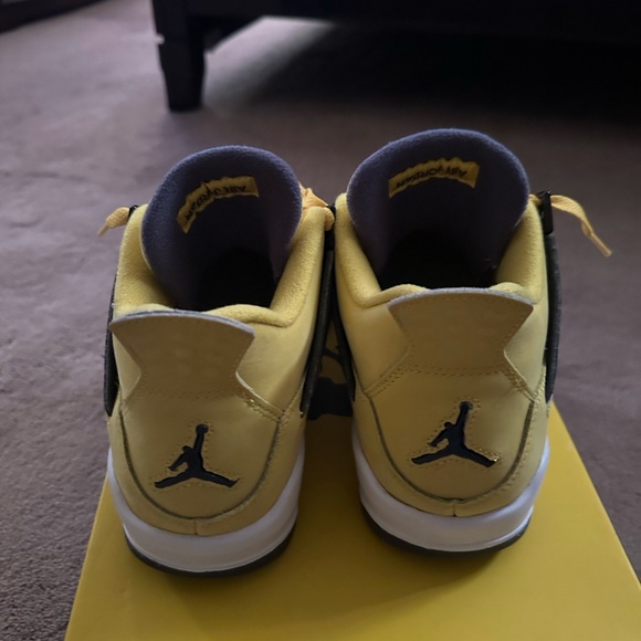 Jordan Retro 4 lighting yellow size 7 youth preowned with original box - Picture 4 of 7